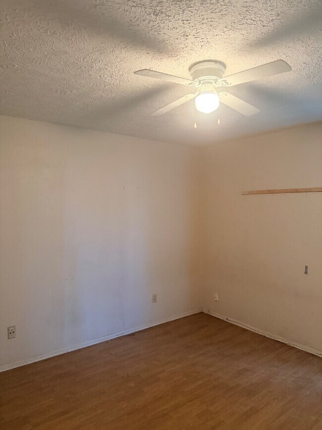 Building Photo - Pool Home For Rent.  3 Bedroom 2 Bathroom 2 Car Garage