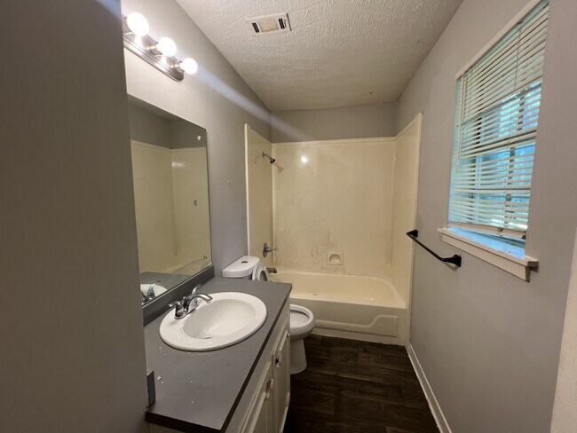 Building Photo - 2915 Longwood Dr