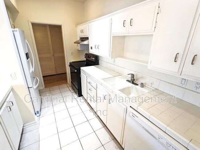 Building Photo - 960 San Pasqual St