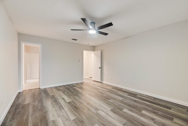 Building Photo - "Charming 3-Bedroom with 2 Bathrooms in Wy...