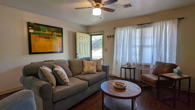 Building Photo - Furnished Corporate 2 Bed 1 Bath 1 Car Gar...