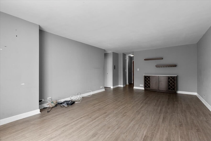 Building Photo - 5601 N Sheridan Rd