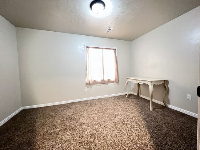 Building Photo - 6 Bedroom/3 Bathroom House in Eagle Mountain