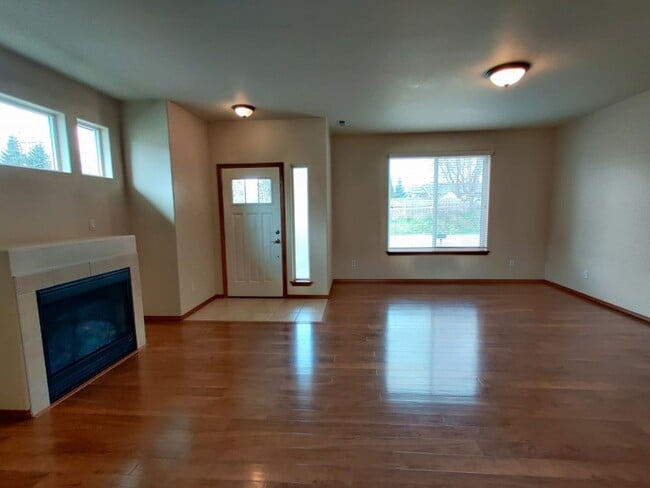 Building Photo - Tumwater Hill Town Home