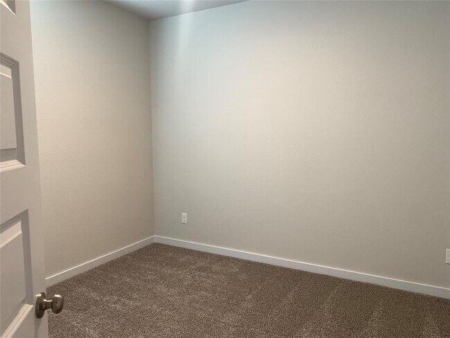 Building Photo - 2913 Sage Ranch Dr