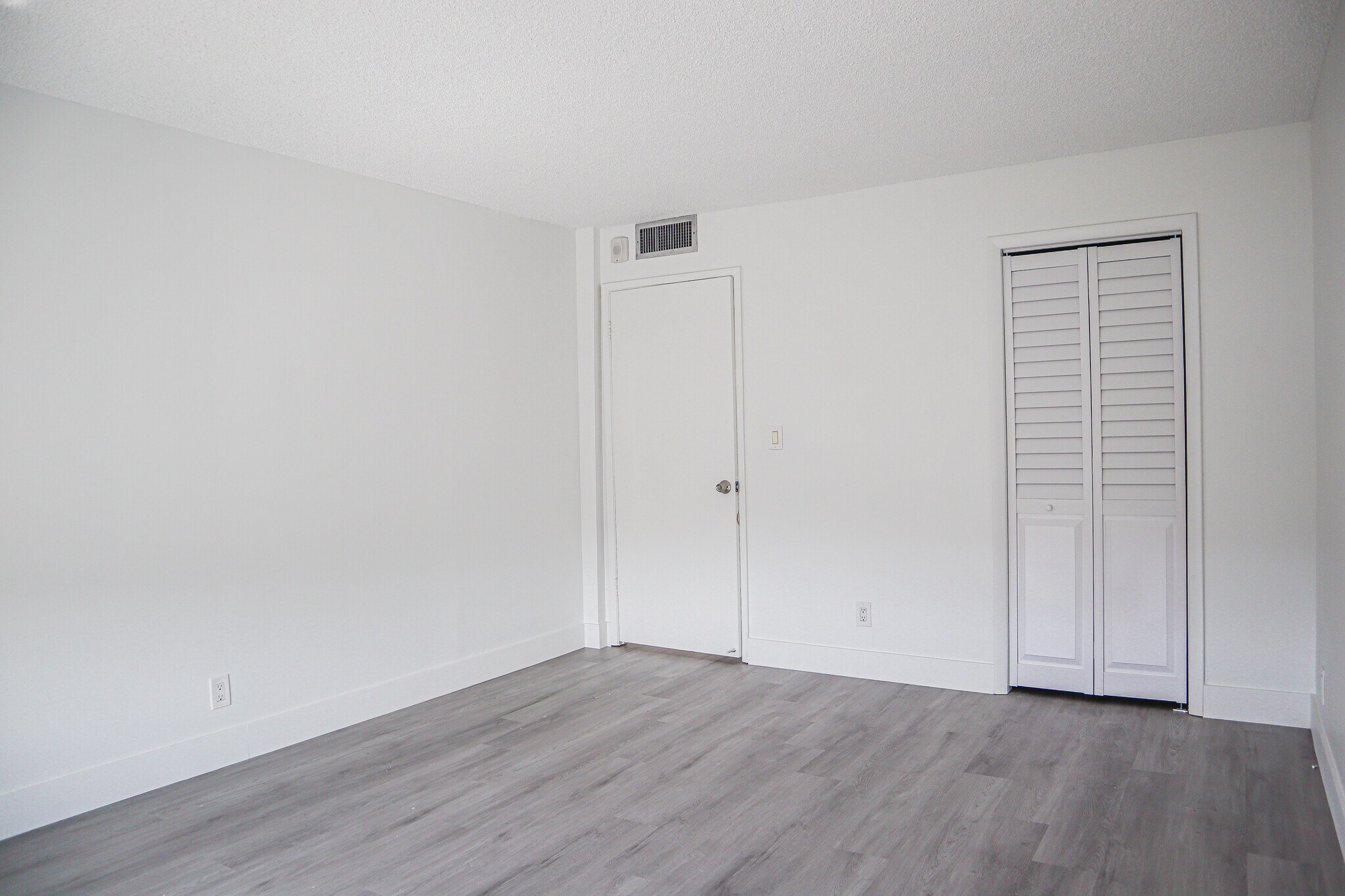 Building Photo - 8005 Lake Dr