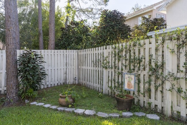 Building Photo - Beautiful 4/2 home Located on a tree lined street in the gate of country club community of the Hu...