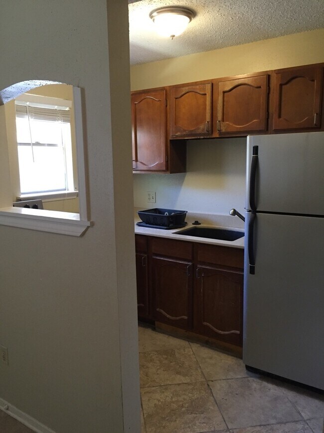 Building Photo - College Station - 1 bedroom /1 bath condo in Northgate area!! - Walking or biking distance to TEX...