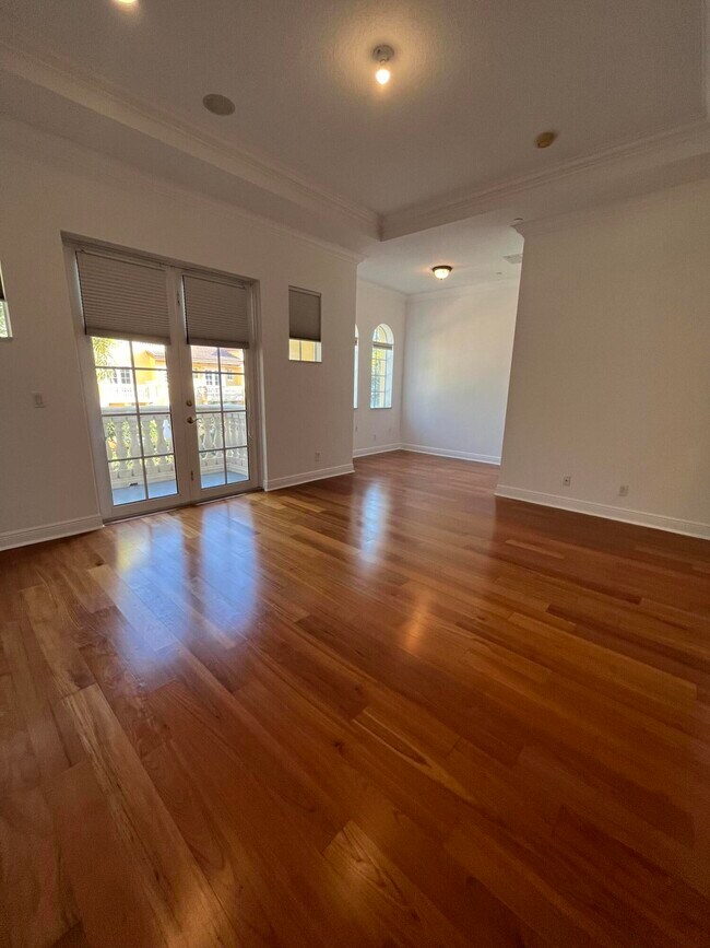 Building Photo - 355 NE 69th Cir