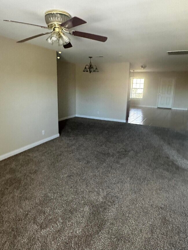 Building Photo - 6 Hudson Hollow Road