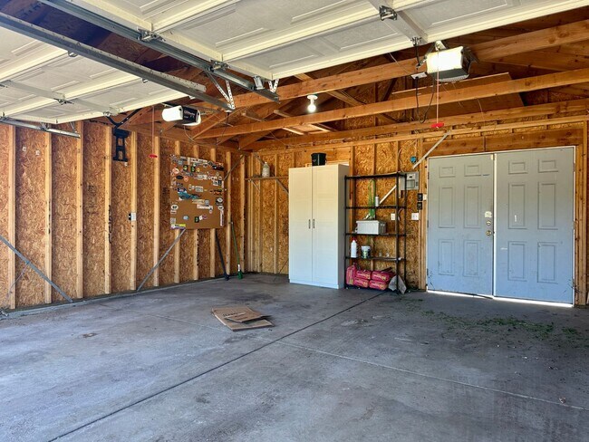 Building Photo - 3 Bedroom 2 Full Bath Renovated Single Fam...