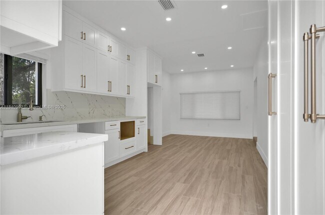 Building Photo - 10424 NW 33rd Ave