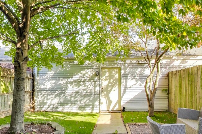 Building Photo - 2318 W Flournoy St