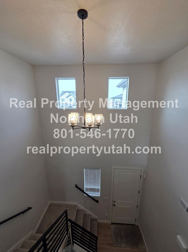 Building Photo - Stunning 4 Bedroom 2.5 Bath Home in Syracuse