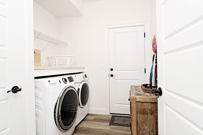 Building Photo - Pet-Friendly Old Trail Home