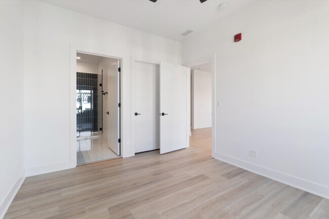 Building Photo - 3821 N Ashland Ave