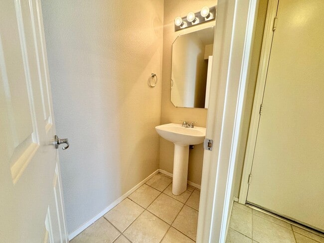 Building Photo - Beautiful Northwest Las Vegas home with functional layout