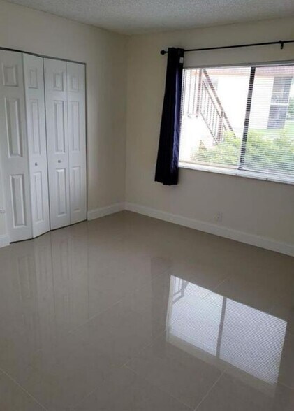 Building Photo - 227 Lakeview Dr