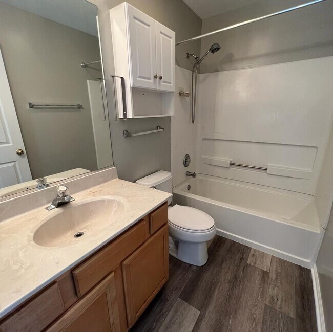 Building Photo - 1169 Shorewood Ct
