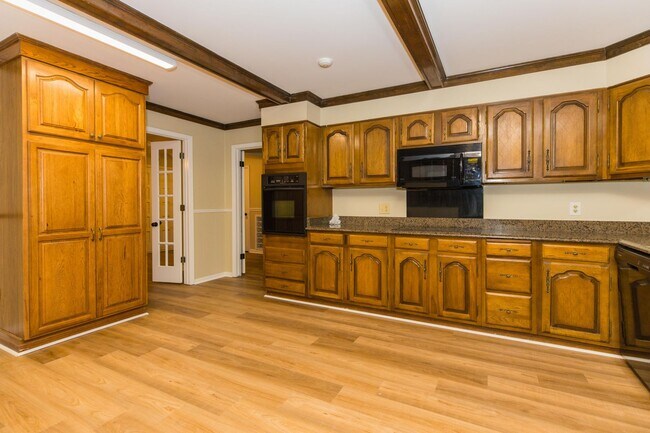 Building Photo - 4 Bed 2.5 bath