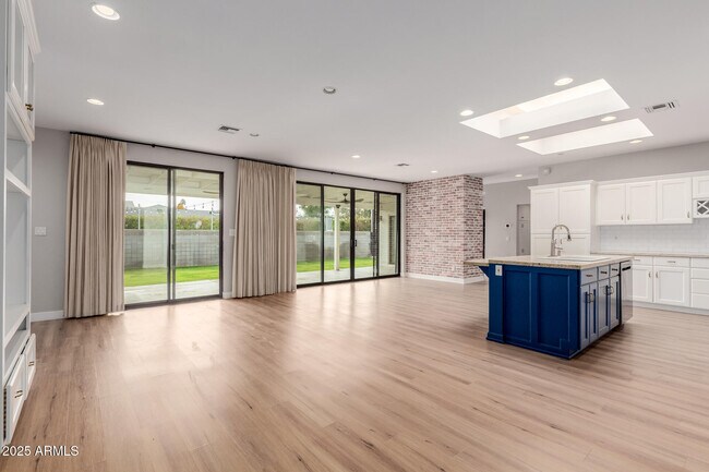 Building Photo - 5001 E Mitchell Dr