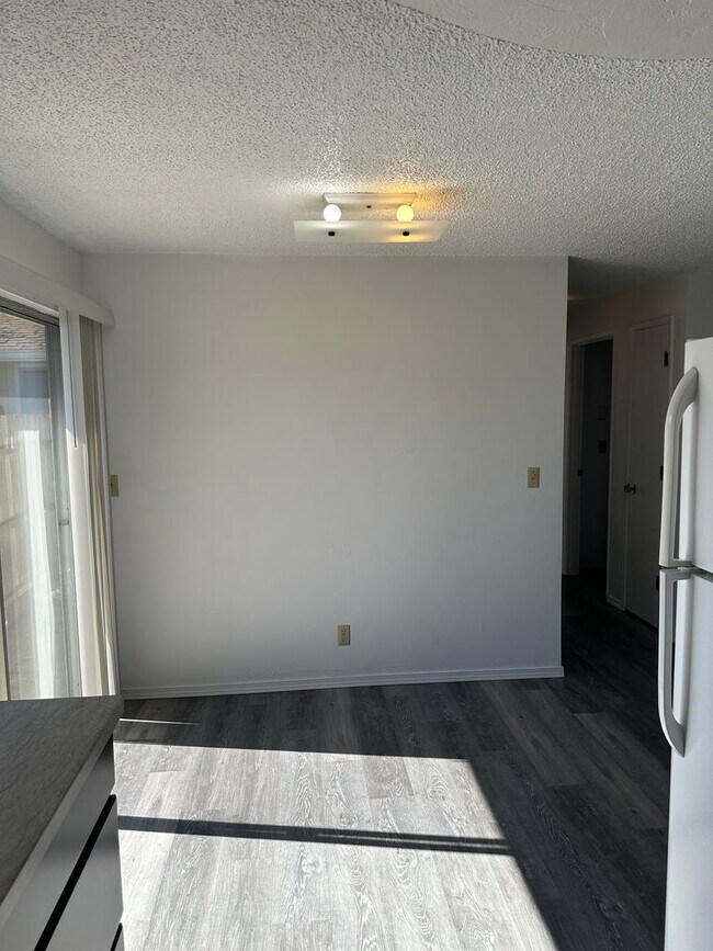 Building Photo - 2 bedroom 1 bath duplex in Springfield!