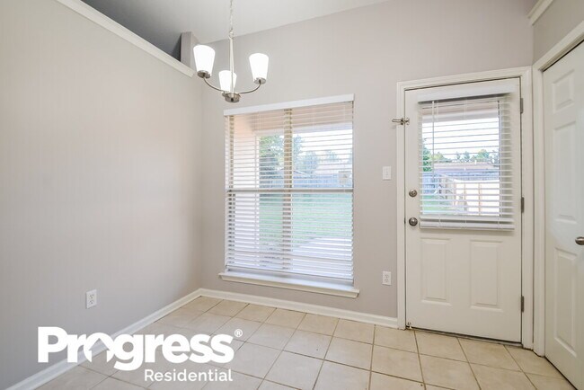 Building Photo - 10712 Oak Cir N