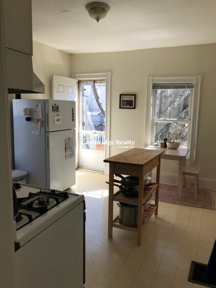 Building Photo - 67 Craigie St