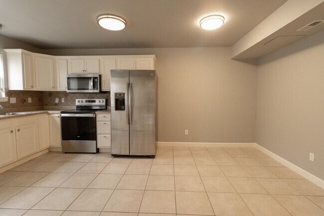 Building Photo - Condominium Convenience in Columbia!