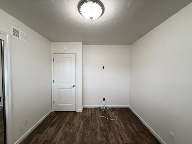 Building Photo - Orcutt Single Story Updated Home on Cul-De...