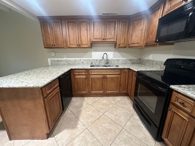 Building Photo - 2 Bedroom 2 Bathroom Updated Duplex with Y...