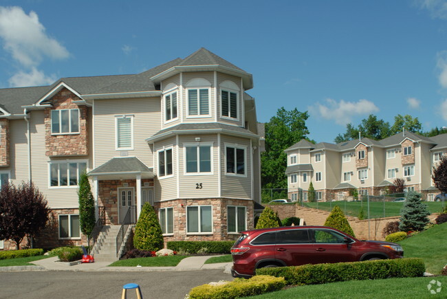 Building Photo - 25 Bluefield Dr
