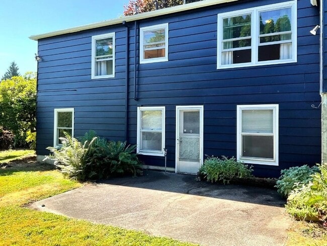 Building Photo - Charming Maplewood SFH with garden beds, fruit trees and finished basement