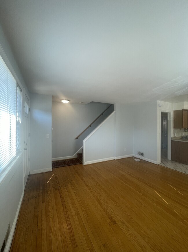 Building Photo - 633 N Nelson St