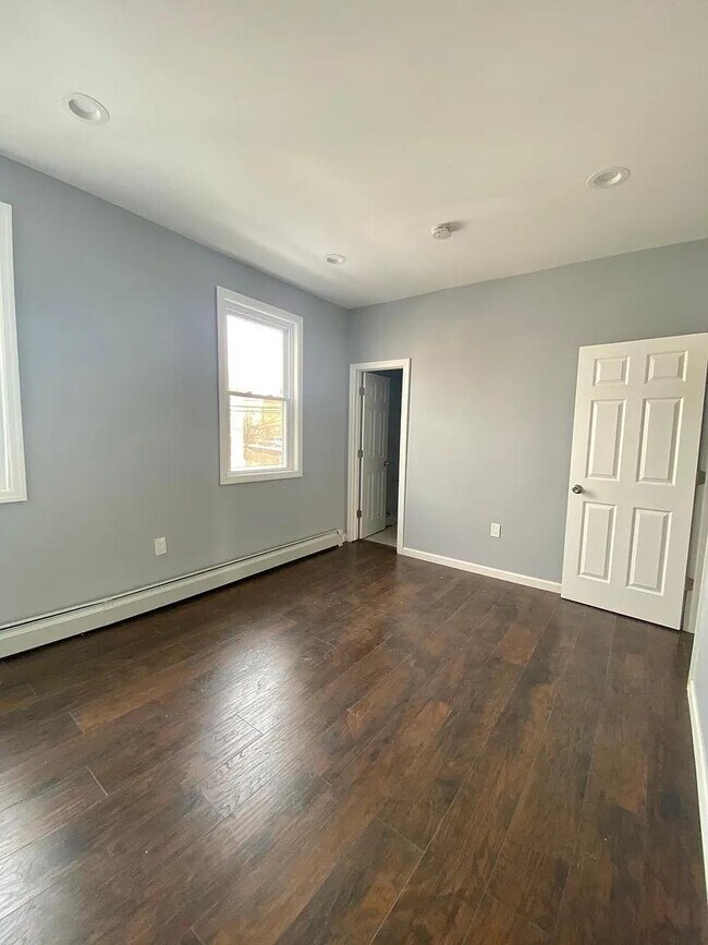 Building Photo - 705 8th St