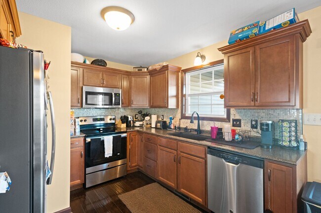 Building Photo - Nice Home in Peach Tree Subdivision Waiting for you to Call home TODAY