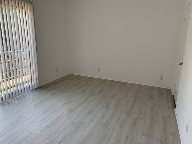 Building Photo - 2218 N Beachwood Dr