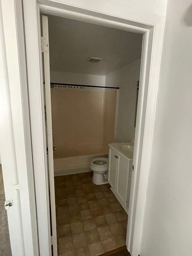 Building Photo - 305 Cherry St