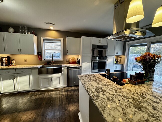 Building Photo - 211 Hidden Oaks Dr