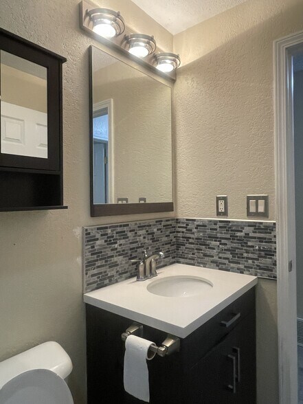 Building Photo - 2560 Lisa Dr