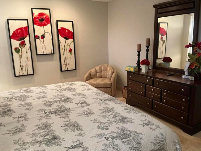 Building Photo - 4559 S Lake Dr