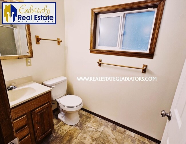 Building Photo - Pet Friendly Fresh 3 bed 2 bath with fully fenced yard