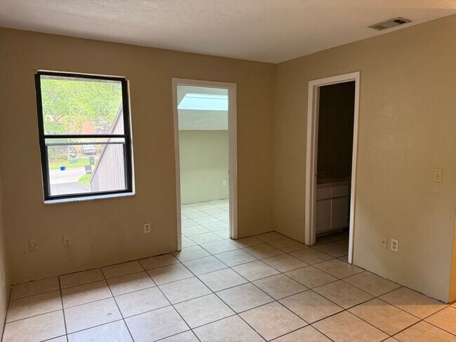 Building Photo - 4304 SW 70th Terrace