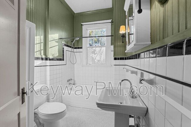 Building Photo - 108 4th St