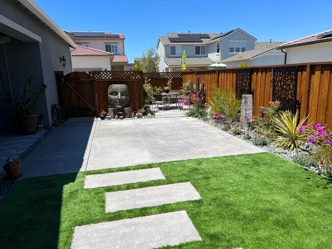 Building Photo - 3005 Shasta Wy