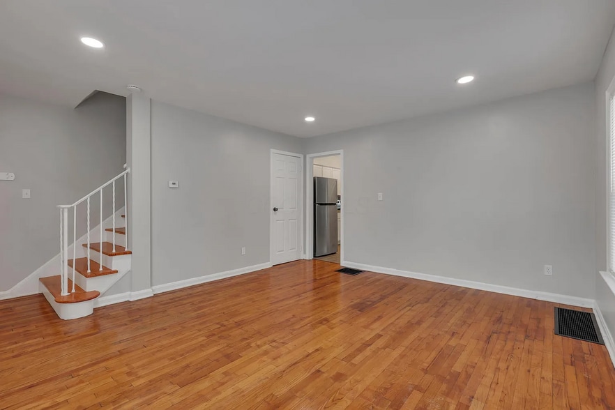 Building Photo - 354 N Roosevelt Ave