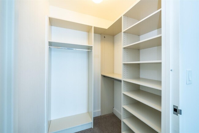 Building Photo - 175 Huguenot St
