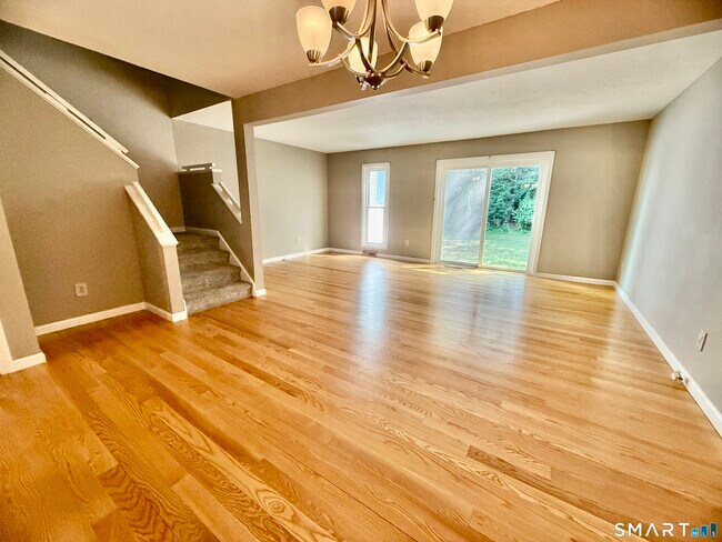 Building Photo - 562 Oak Ave