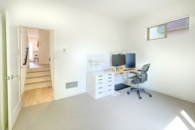 Building Photo - Impeccable Designer Townhome