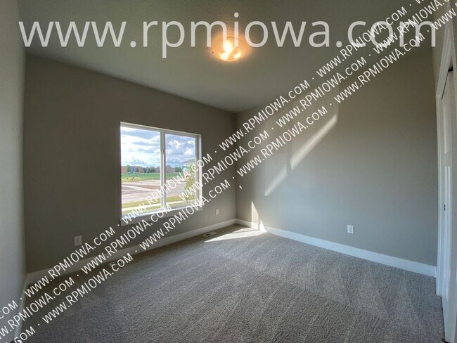 Building Photo - 740 SE Drumlin Dr